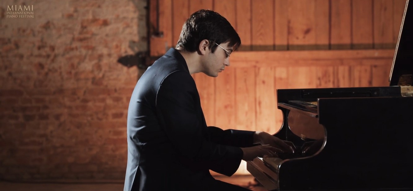 Production image — Ariel Lanyi performs Schumann & Albéniz